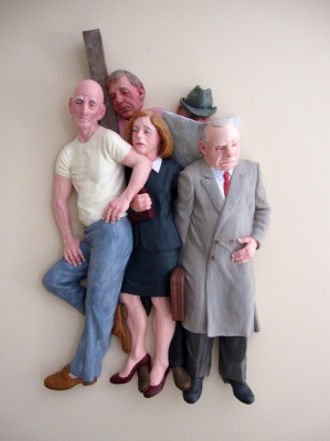 Andrew Benyei, escultura figurativa de pared, escena urbana