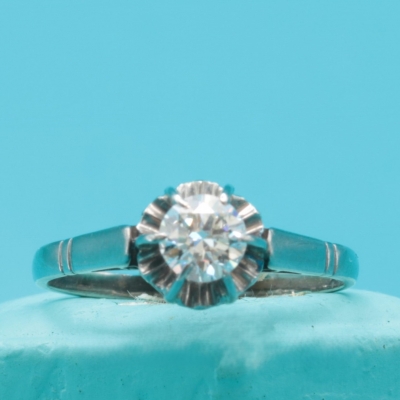 Anillo de compromiso en platino con diamante solitario de 0,50 ct