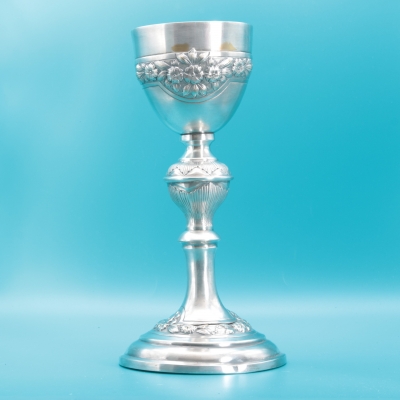 Cáliz antiguo de latón plateado con decoración floral y marca JM, c. 1880–1920