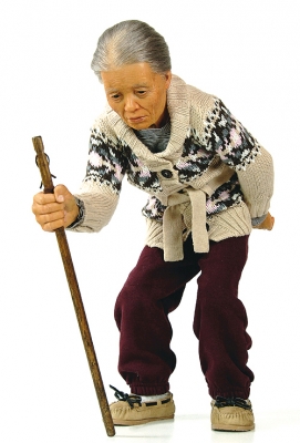 Jackie K. Seo, escultura hiperrealista, anciana caminando, 2009