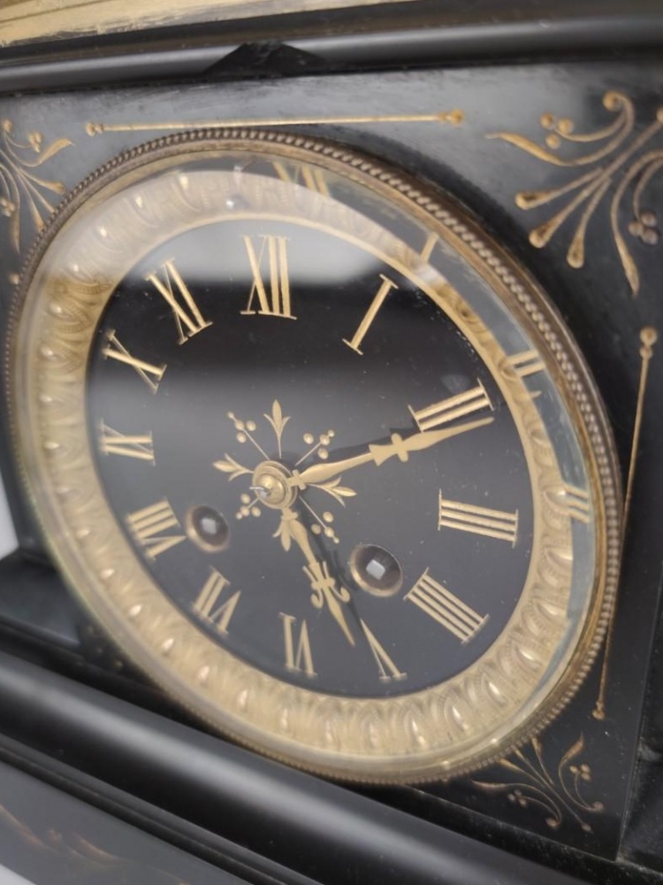 Reloj de sobremesa, mármol negro y bronce dorado, con figuras