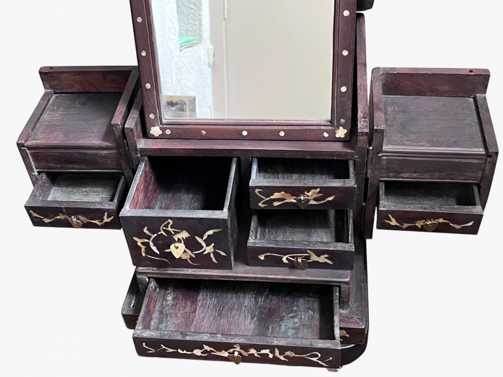 Tocador de sobremesa con espejo y cajones, en madera con incrustaciones de nácar, Asia oriental, finales del siglo XIX o principios del XX