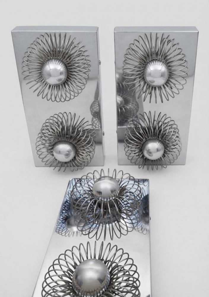 Tres apliques de pared de dos luces en metal cromado, hacia 1970