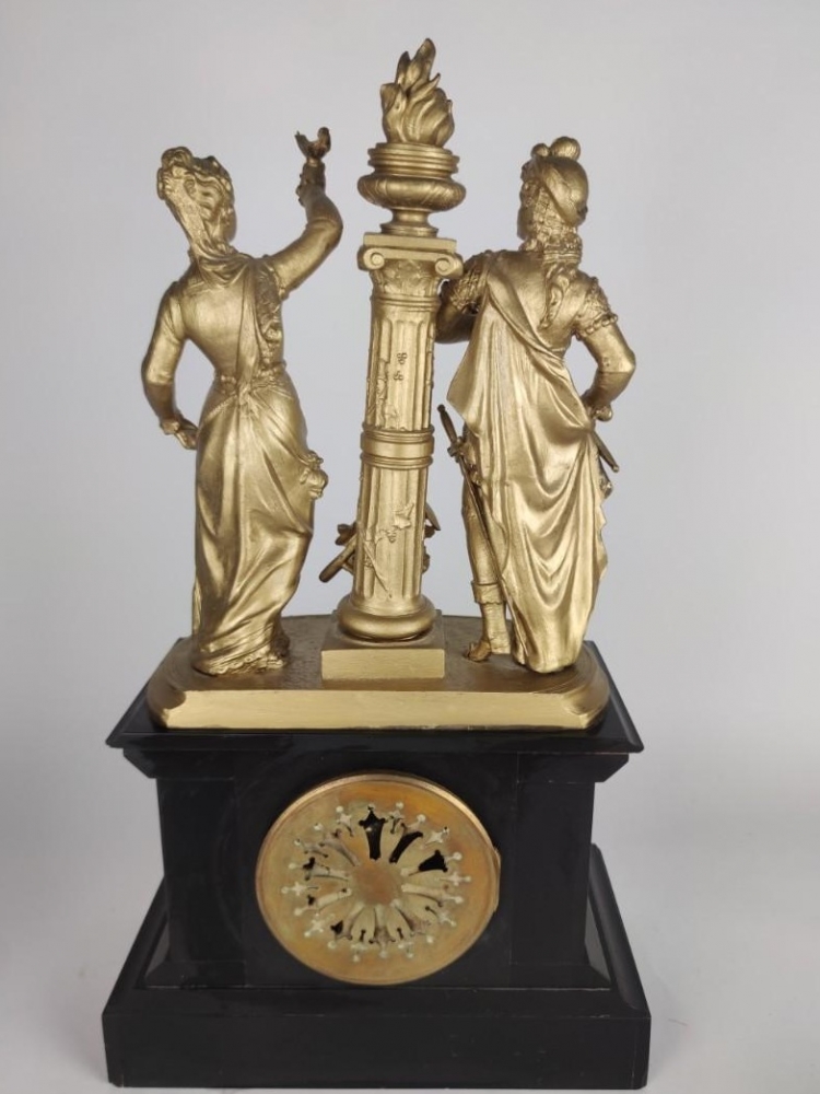 Reloj de sobremesa, mármol negro y bronce dorado, con figuras