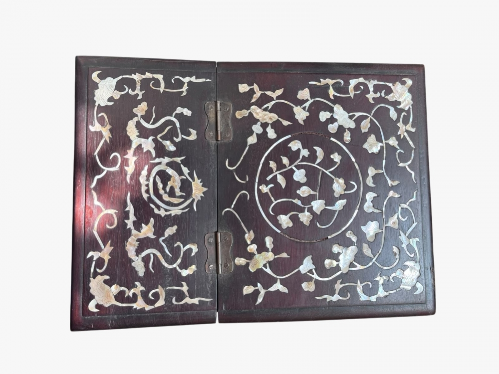 Tocador de sobremesa con espejo y cajones, en madera con incrustaciones de nácar, Asia oriental, finales del siglo XIX o principios del XX