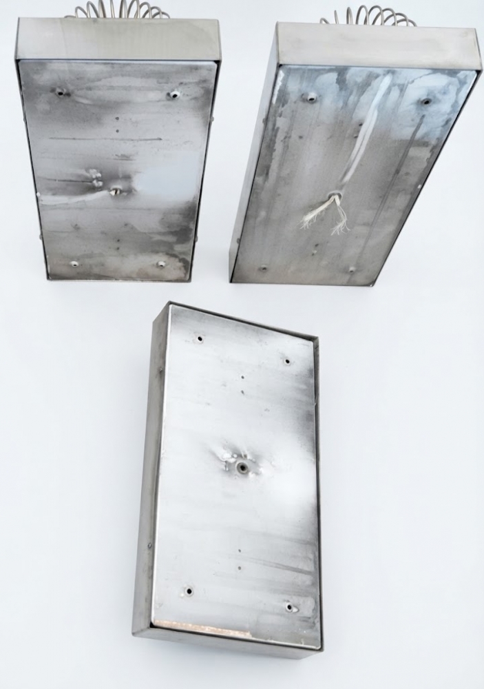 Tres apliques de pared de dos luces en metal cromado, hacia 1970