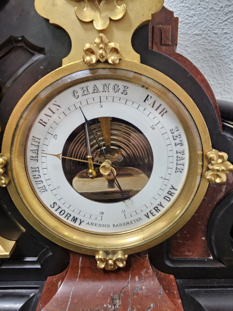 Reloj de sobremesa francés, mármol y bronce, con barómetro y calendario, siglo XIX