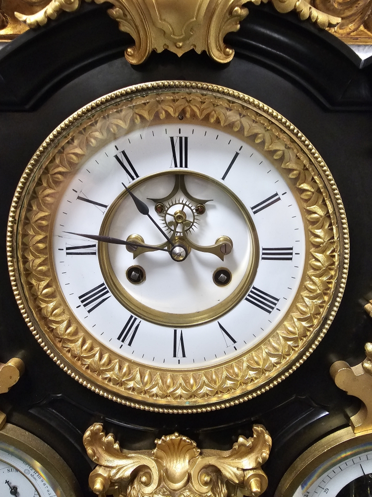 Reloj de sobremesa francés, mármol y bronce, con barómetro y calendario, siglo XIX
