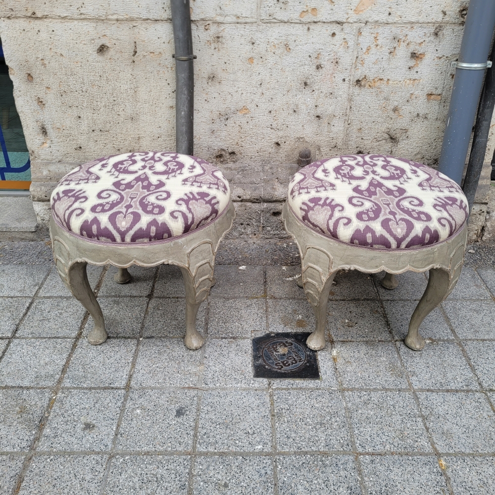 Pareja de banquetas / otomanas, madera tallada y policromada, barroco, Suecia, siglo XVIII
