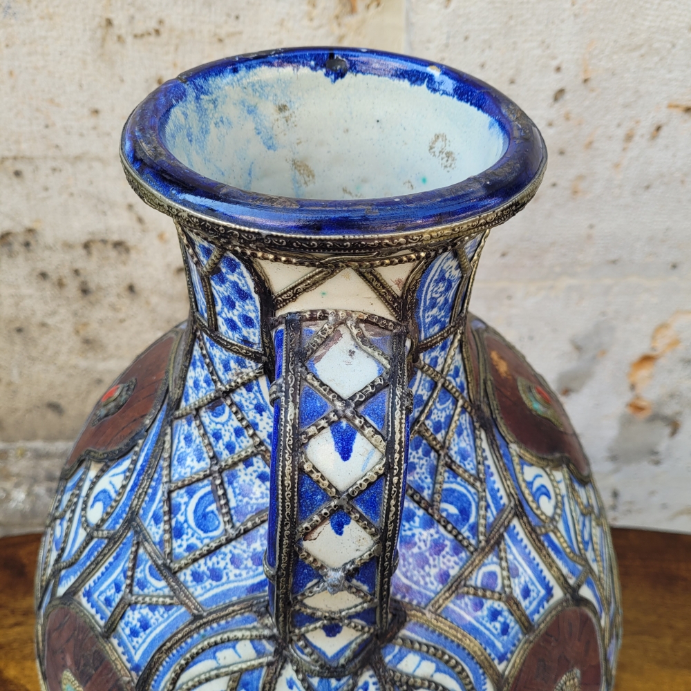Jarrón con filigrana, cerámica, cuero, esmalte y metal, Safí, Marruecos, siglo XIX