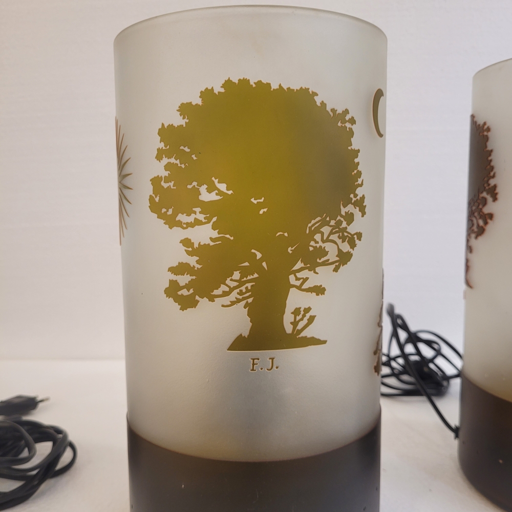 Pareja de lámparas de mesa, cristal doblado y al ácido, firmadas F.J., Francia, años 70