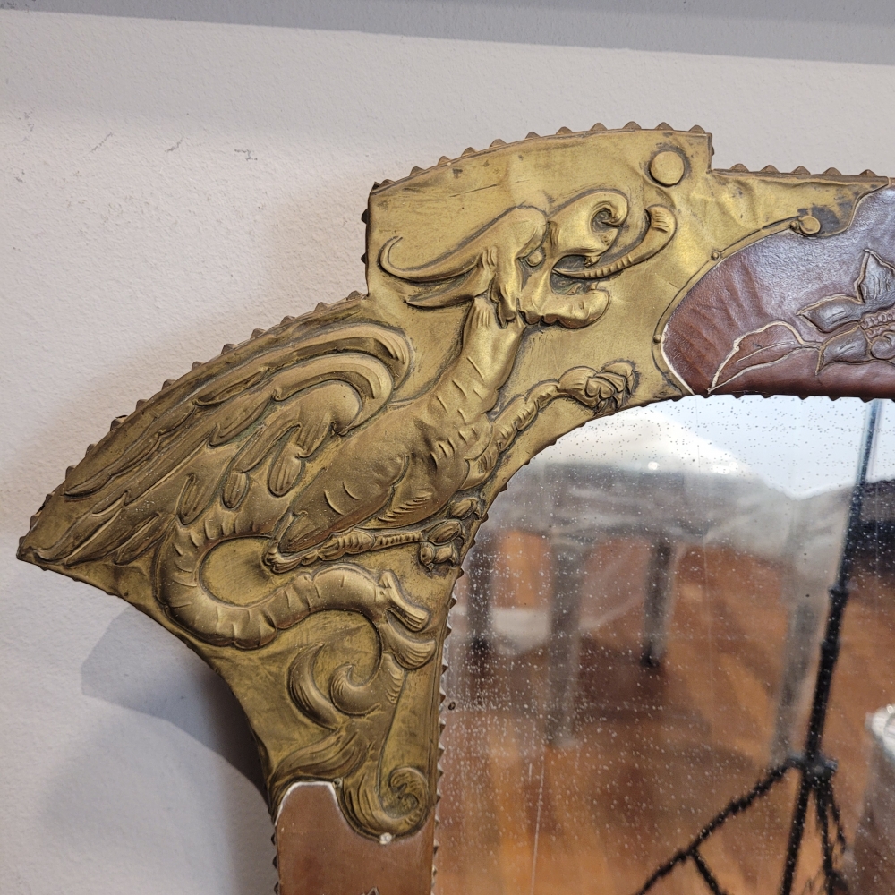 Espejo en latón dorado y cuero, siguiendo Gabriel Viardot, art nouveau, Francia, principios del siglo XX