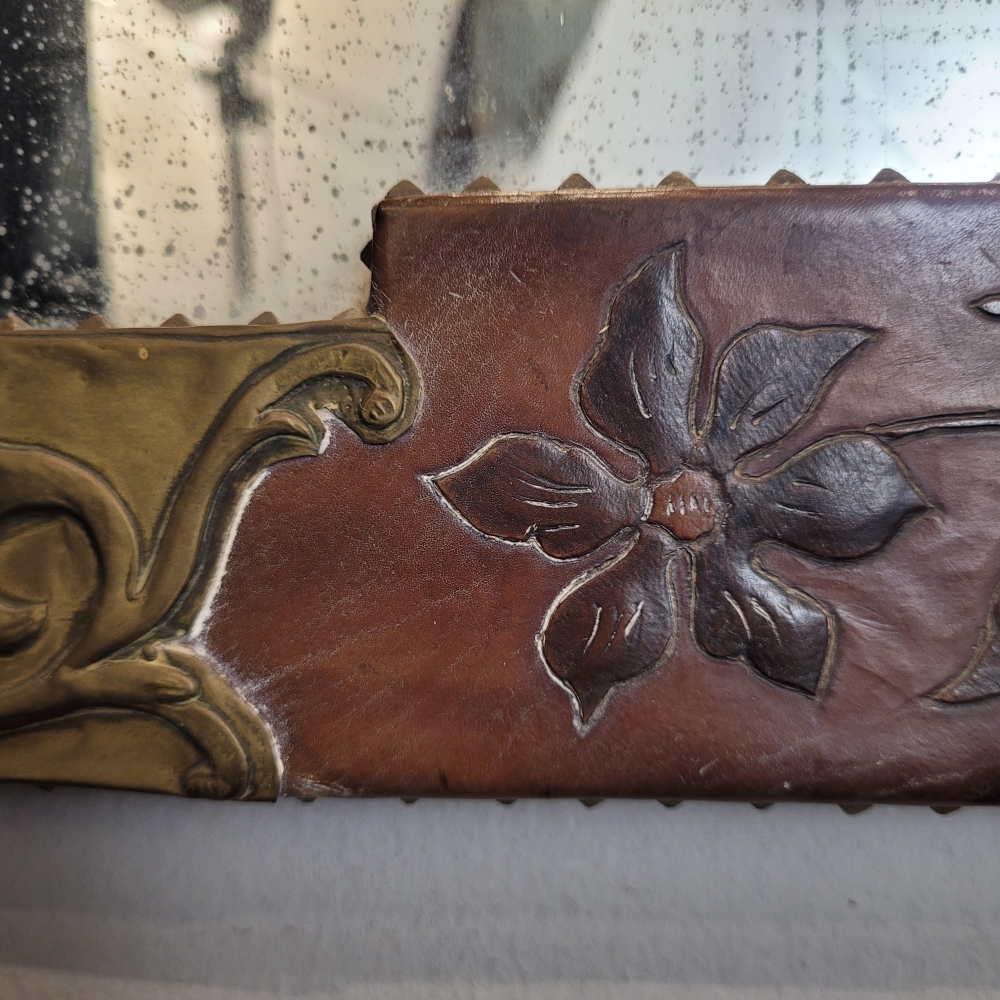 Espejo en latón dorado y cuero, siguiendo Gabriel Viardot, art nouveau, Francia, principios del siglo XX