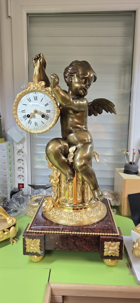Reloj de sobremesa en bronce dorado y patinado, base de mármol, París, segunda mitad del siglo XIX