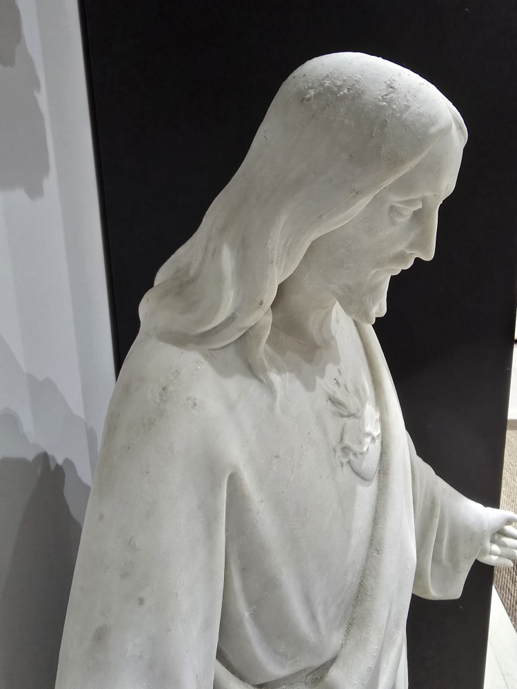 Escultura italiana de mármol blanco del siglo XIX del Sagrado Corazón de Jesús