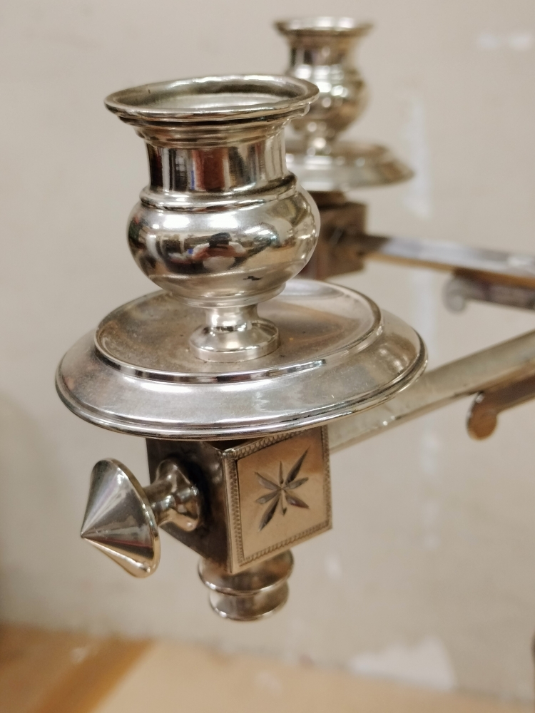 Pareja de candelabros eclécticos de cinco brazos, plata contrastada, Europa, siglo XIX