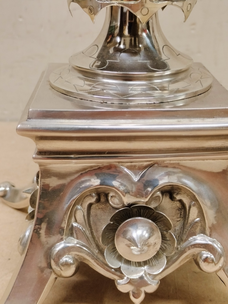 Pareja de candelabros eclécticos de cinco brazos, plata contrastada, Europa, siglo XIX
