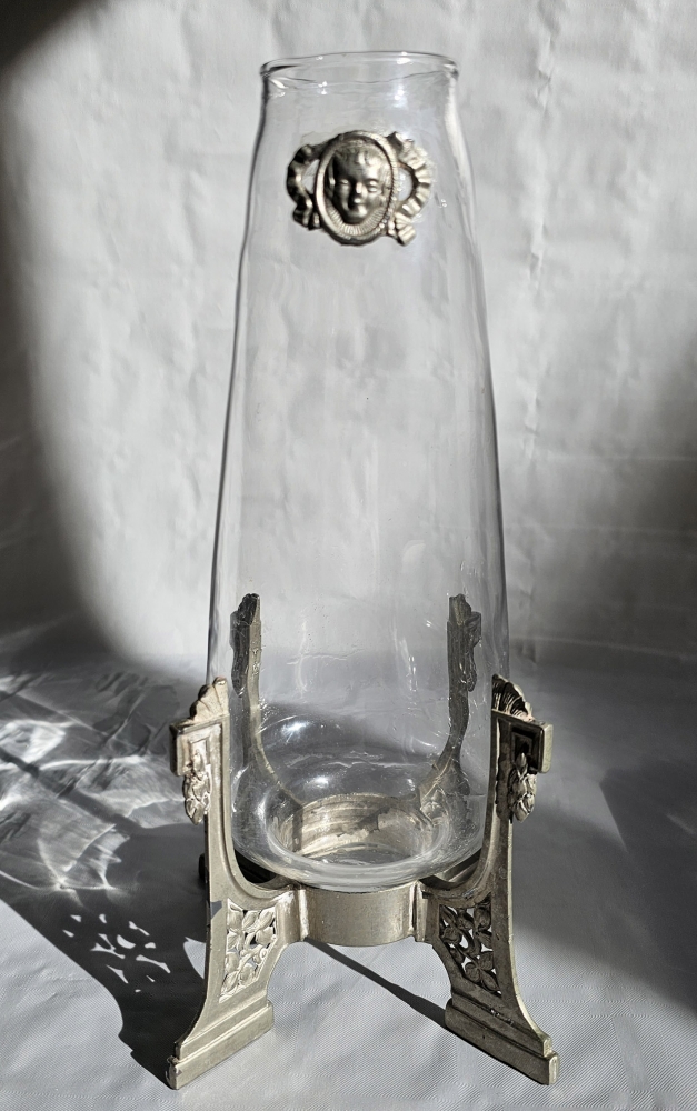Jarrón art nouveau, cristal soplado y base de metal ornamentada, circa 1900