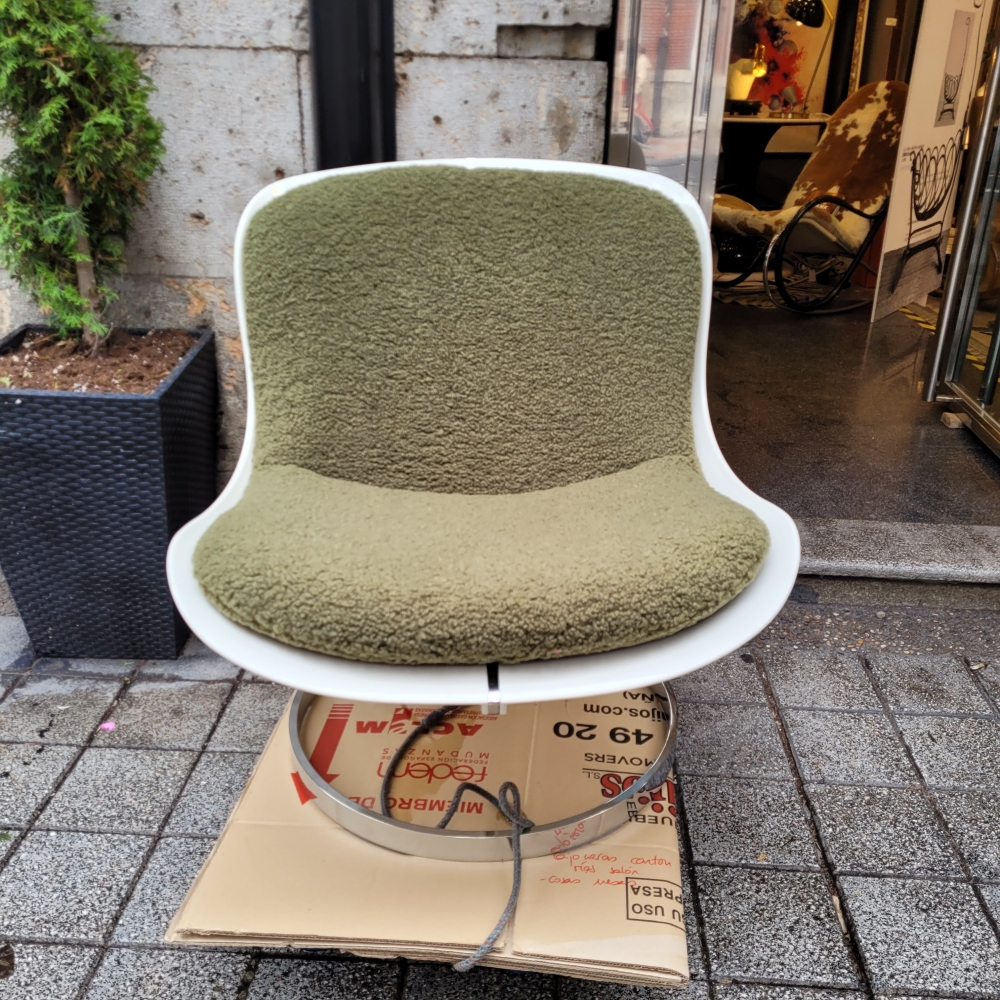 Sillón Goldfinger, after Michel Cadestin, estilo Space Age, fibra de vidrio y acero cromado, Francia, años 90