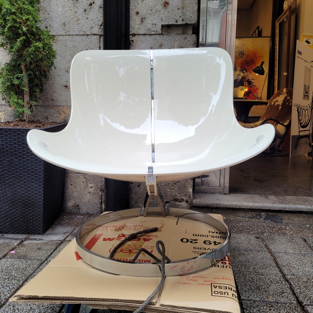 Sillón Goldfinger, after Michel Cadestin, estilo Space Age, fibra de vidrio y acero cromado, Francia, años 90