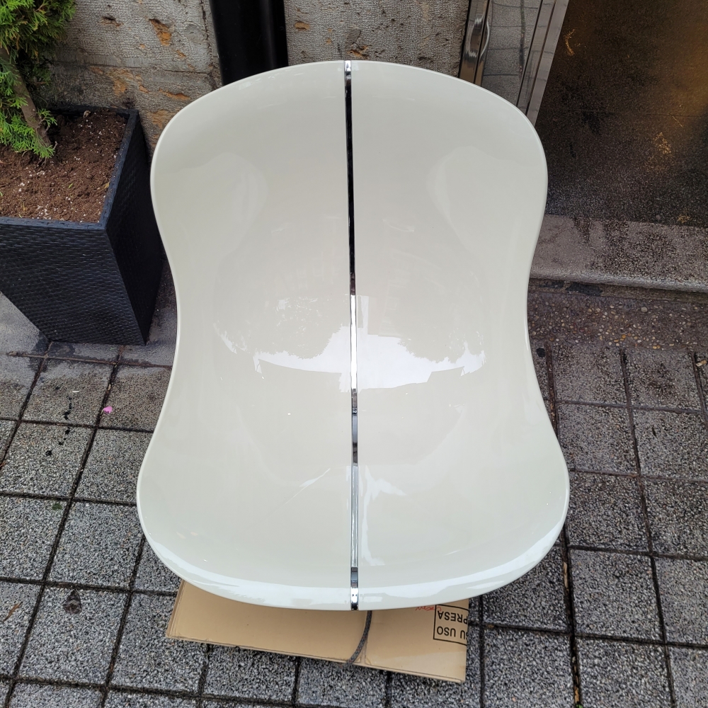 Sillón Goldfinger, after Michel Cadestin, estilo Space Age, fibra de vidrio y acero cromado, Francia, años 90