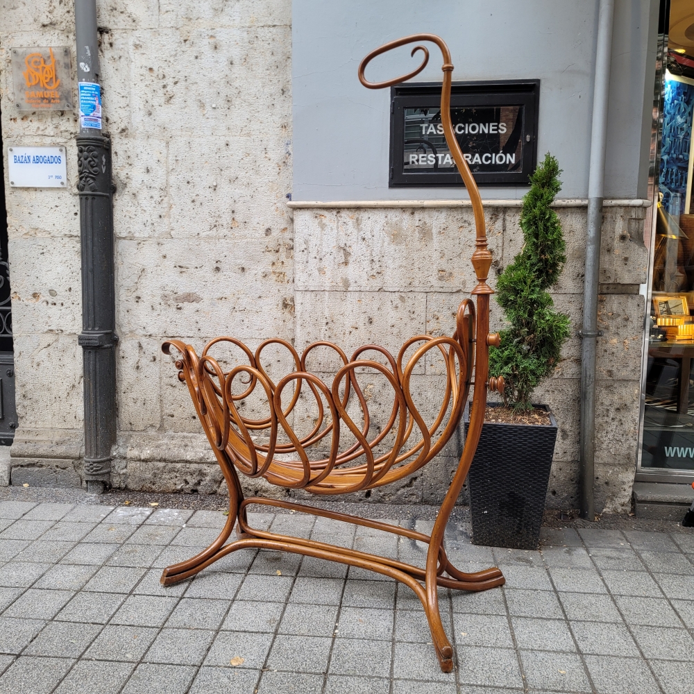 Cuna de madera de haya curvada, atribuida J. & J. Kohn, estilo Thonet, Art Nouveau, Austria, 1895