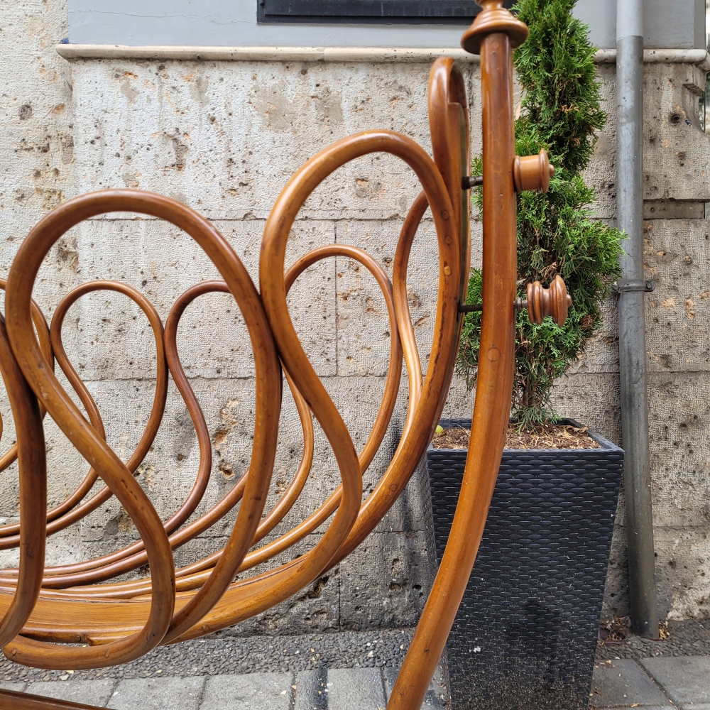 Cuna de madera de haya curvada, atribuida J. & J. Kohn, estilo Thonet, Art Nouveau, Austria, 1895