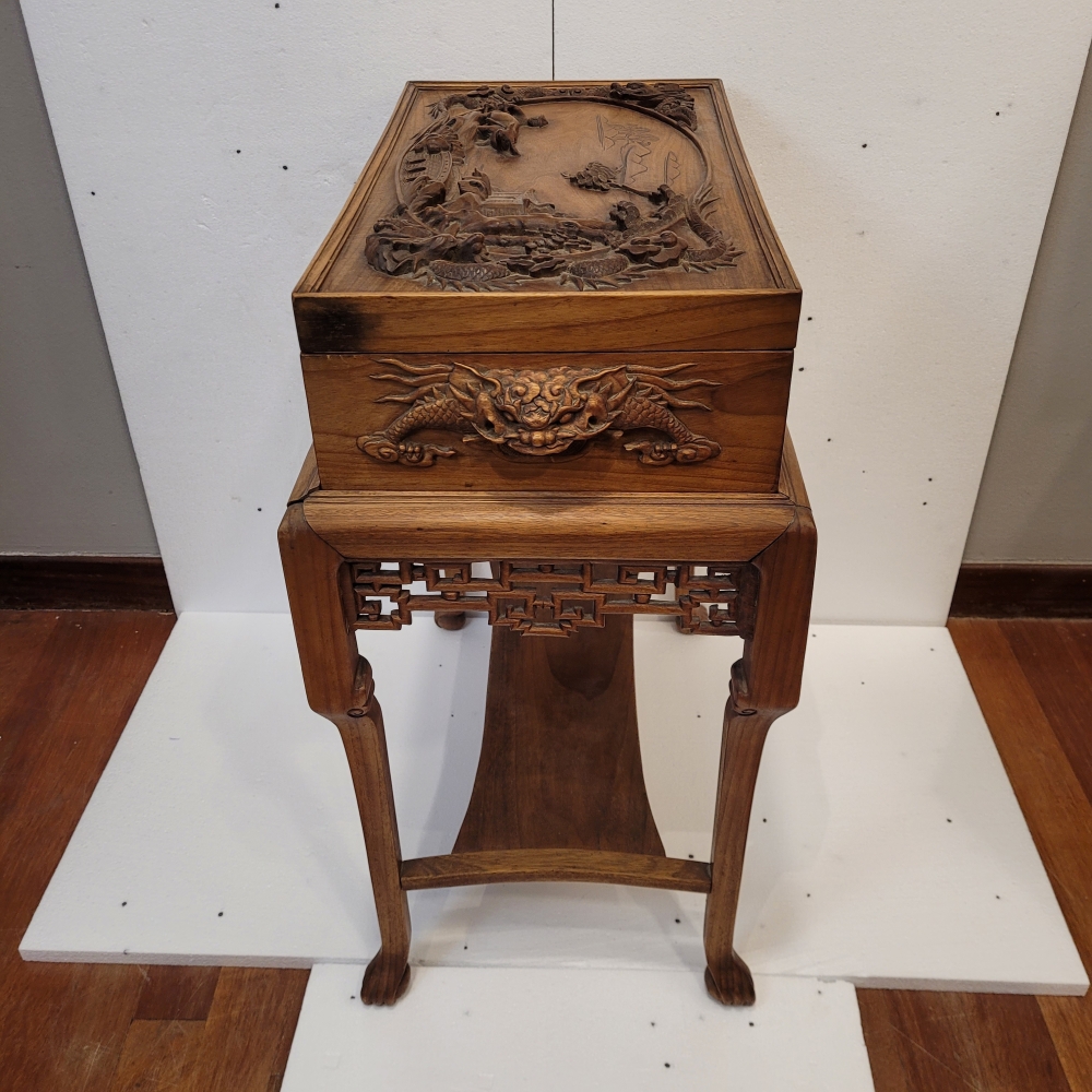 Cofre / baúl, madera de olmo tallada, dinastía Qing, Indochina, circa 1900