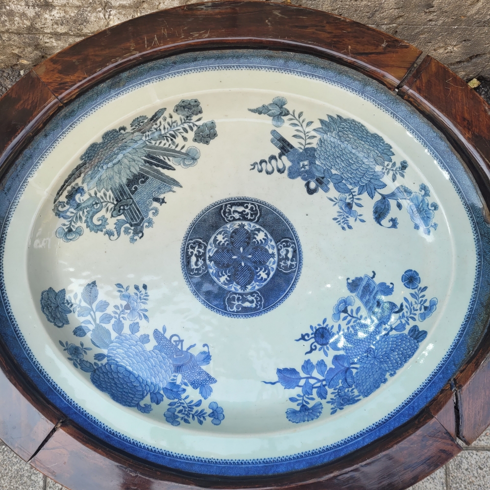Plateau o bandeja de porcelana con patrón Fitzhugh, Compañía Británica de las Indias Orientales, Dinastía Qing, China, siglo XVIII