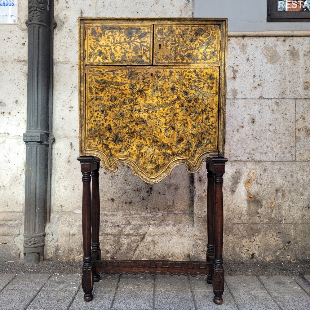 Cabinet de guadamecí dorado y plateado, art nouveau, España, circa 1920
