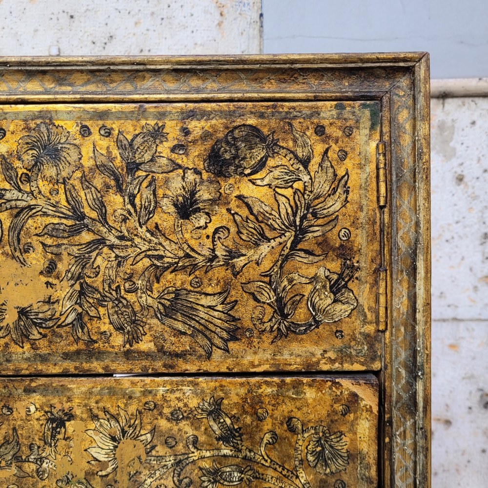 Cabinet de guadamecí dorado y plateado, art nouveau, España, circa 1920