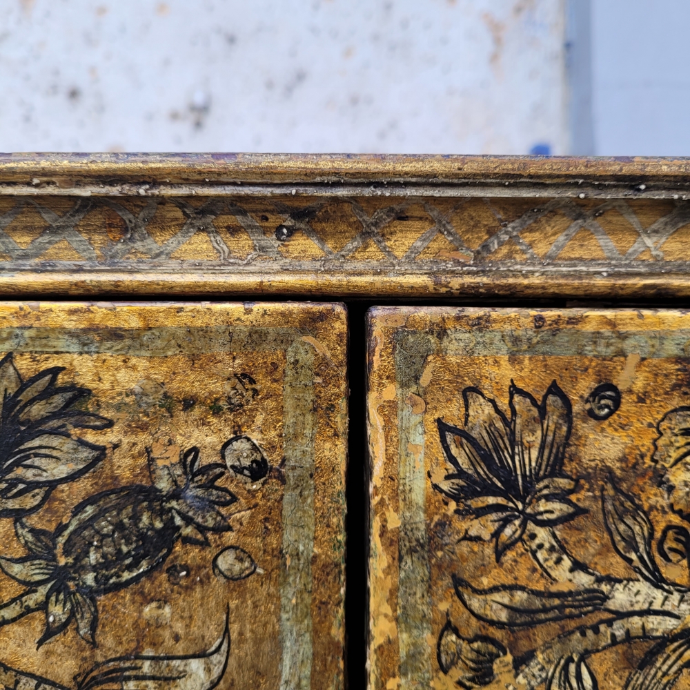 Cabinet de guadamecí dorado y plateado, art nouveau, España, circa 1920