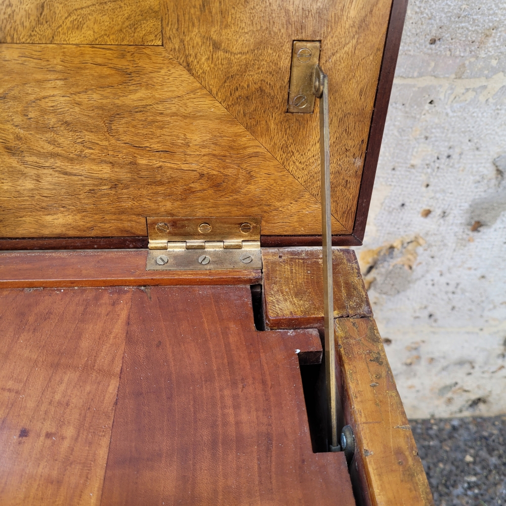 Bureau / Mesa de juego Tric Trac, madera preciosa, Luis XVI, Francia, circa 1800