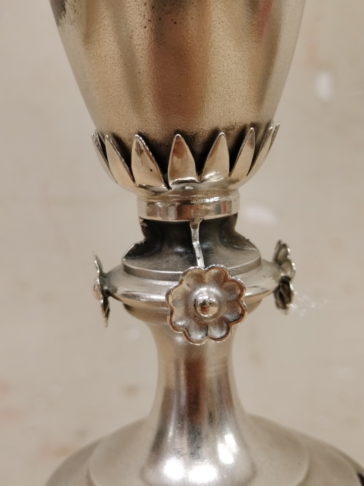 Pareja de candelabros eclécticos de cinco brazos, plata contrastada, Europa, siglo XIX