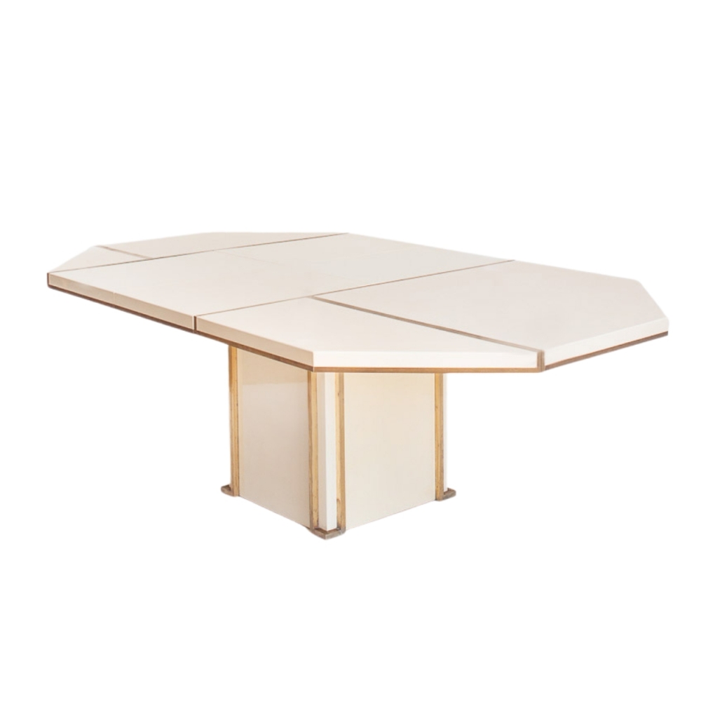 Mesa de comedor extensible, Jean-Claude Mahey, madera lacada y latón dorado, Francia, años 70