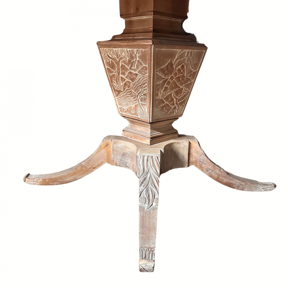 Mesa de comedor, siguiendo Rafael García Nicolau, madera de roble tallada, Mid-century, España, años 70