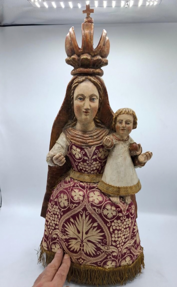  Virgen coronada con niño en madera policromada y tela con oros, siglo XIX