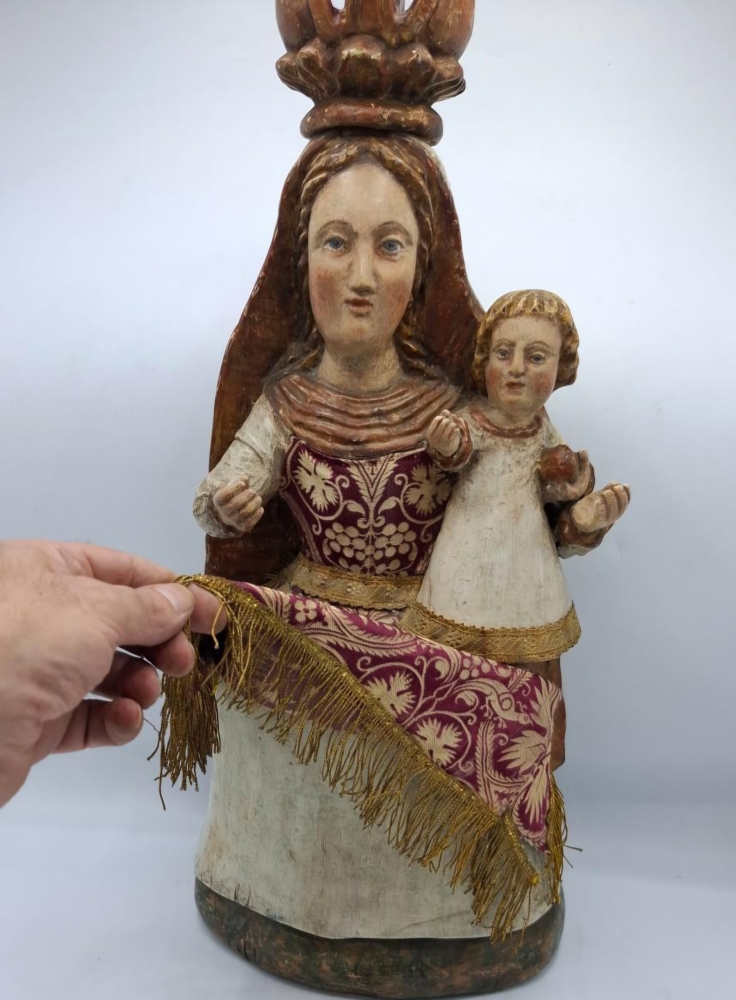  Virgen coronada con niño en madera policromada y tela con oros, siglo XIX