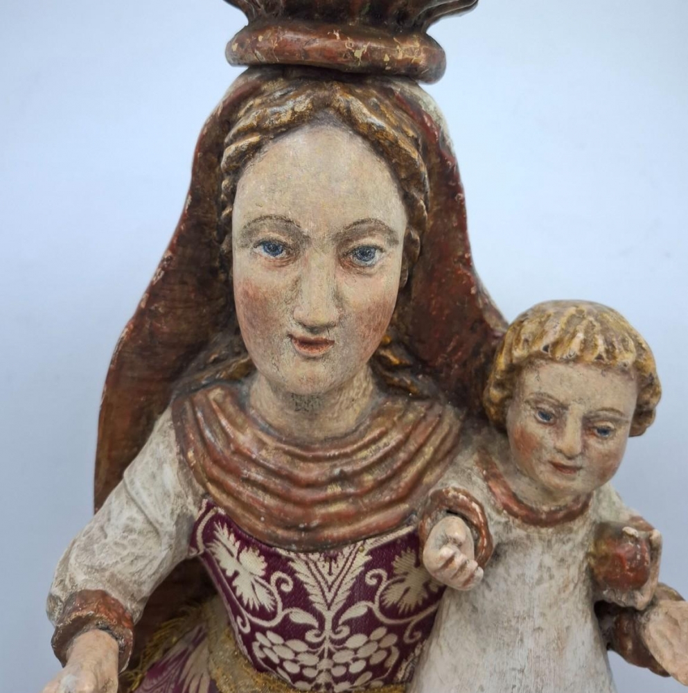  Virgen coronada con niño en madera policromada y tela con oros, siglo XIX