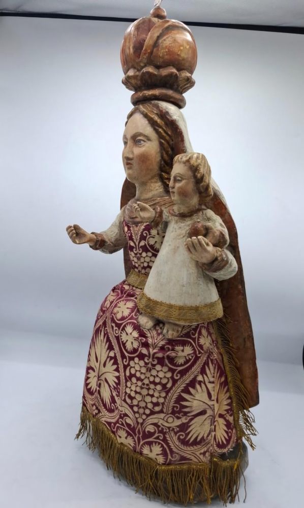  Virgen coronada con niño en madera policromada y tela con oros, siglo XIX