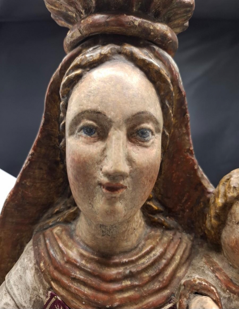  Virgen coronada con niño en madera policromada y tela con oros, siglo XIX