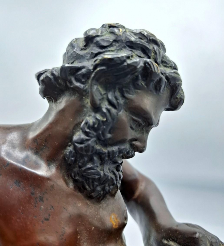 Escultura mitológica en bronce pavonado de Centauro luchando con león