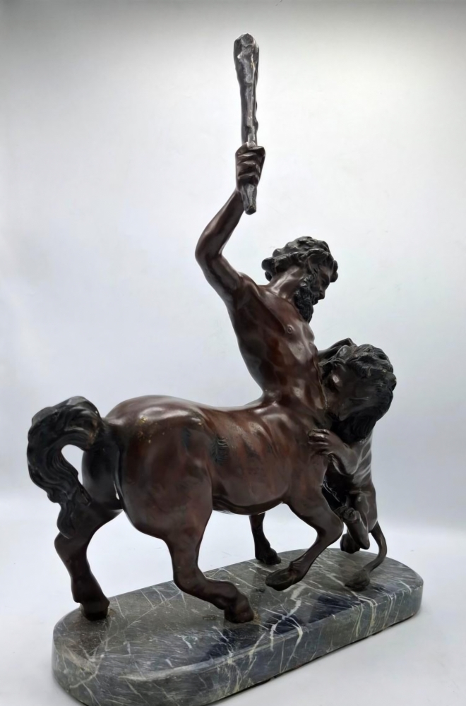 Escultura mitológica en bronce pavonado de Centauro luchando con león