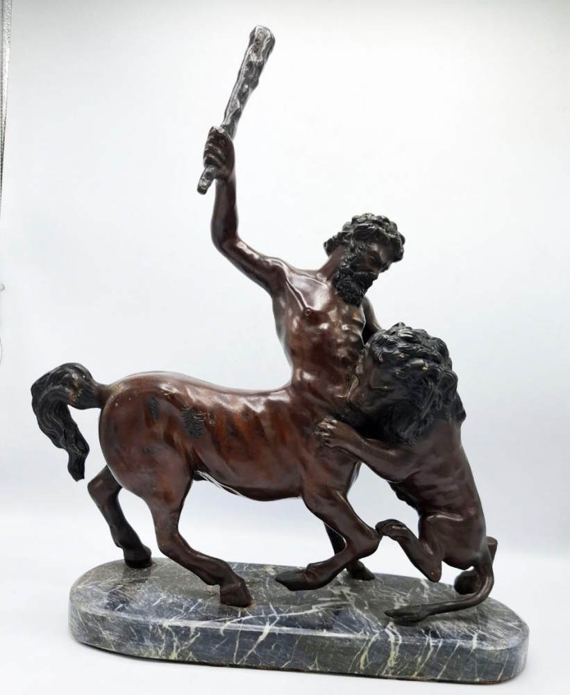 Escultura mitológica en bronce pavonado de Centauro luchando con león