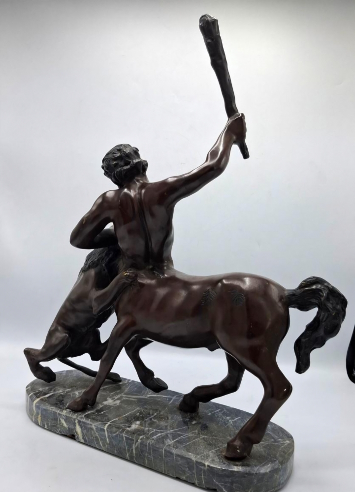 Escultura mitológica en bronce pavonado de Centauro luchando con león