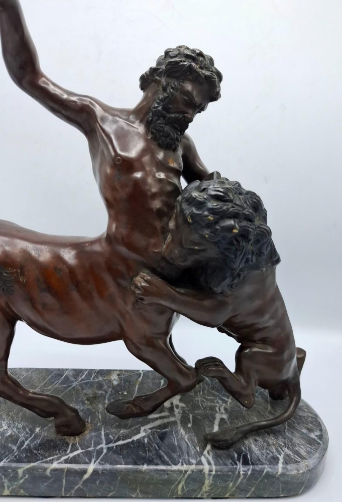 Escultura mitológica en bronce pavonado de Centauro luchando con león