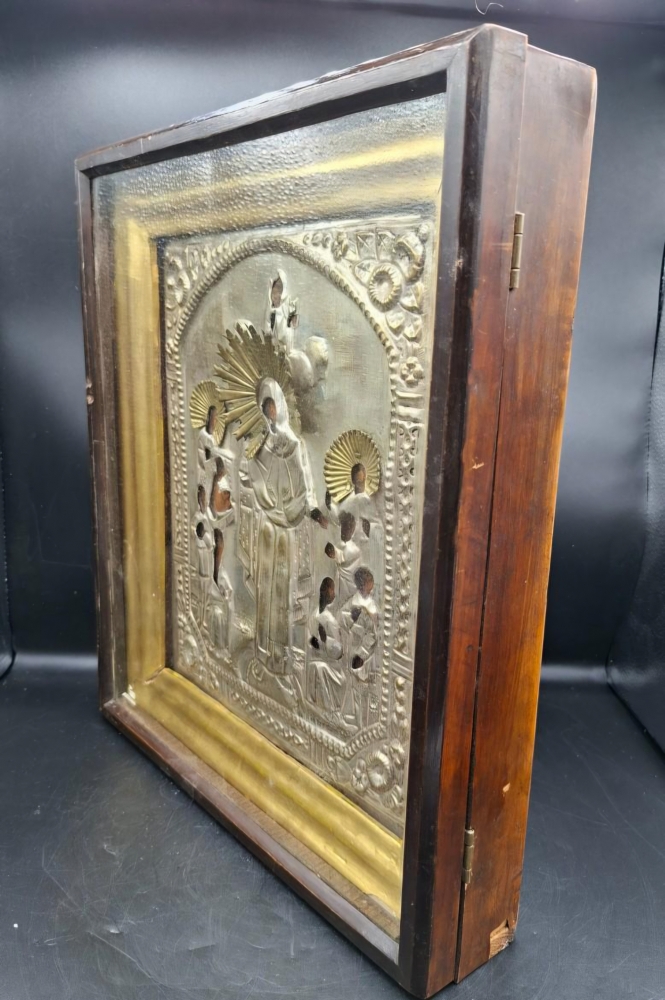 Icono ruso de la Advocación de la Virgen en marco dorado y caja en madera y cristal de época