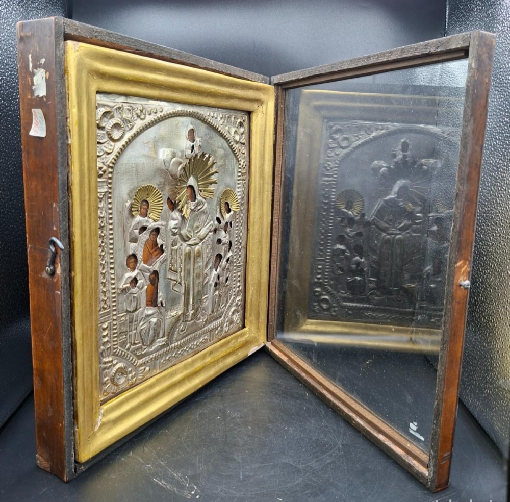 Icono ruso de la Advocación de la Virgen en marco dorado y caja en madera y cristal de época