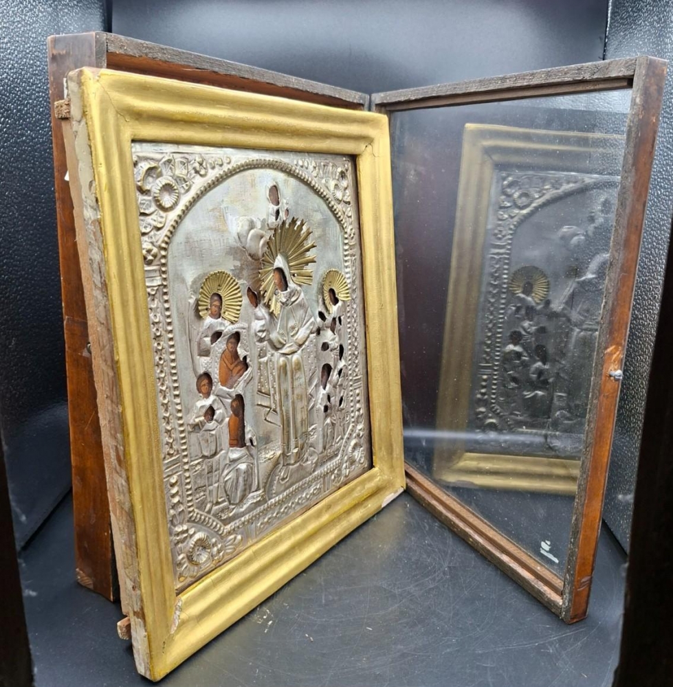 Icono ruso de la Advocación de la Virgen en marco dorado y caja en madera y cristal de época
