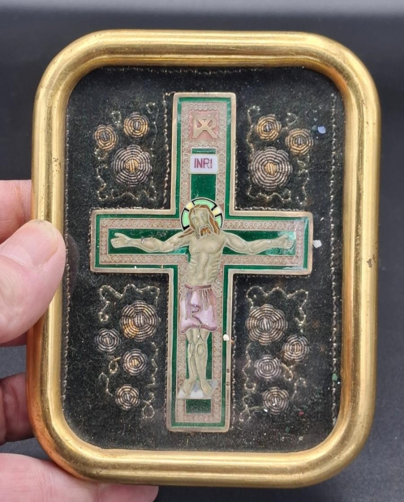 Relicario con cruz de plata y esmalte con firma y contrastes de Masriera y Carreras 